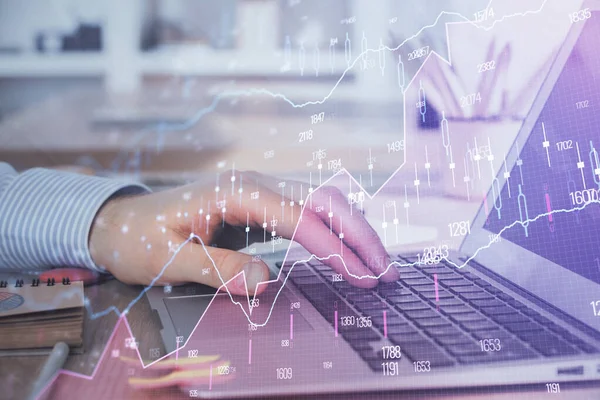 Dubbel exponering av Businessmans händer med laptop och Stock Market Graph bakgrund. Begreppet forskning och handel. — Stockfoto