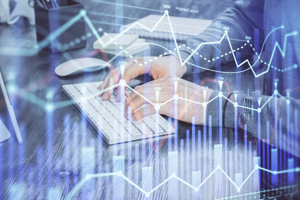Dubbele blootstelling van Business Mans handen met laptop en Stock markt grafiek achtergrond. Concept van onderzoek en handel. — Stockfoto