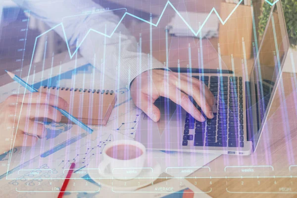 Gráfico de Forex con hombre de negocios que trabaja en la computadora en la oficina en segundo plano. Concepto de trabajador. Exposición múltiple . —  Fotos de Stock