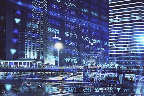 Grafico finanziario sul paesaggio urbano con edifici alti sfondo multi esposizione. Concetto di analisi . — Foto Stock