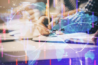 Arkaplanda iş simgeleri olan not defterinde yazan adamın çifte pozlandırılması.