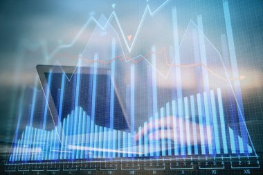 Dizüstü bilgisayar ve borsa grafik arka plan ile işadamları nın ellerini çift pozlama. Araştırma ve ticaret kavramı.