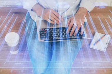 Dizüstü bilgisayar ve borsa grafik arka plan ile işadamları nın ellerini çift pozlama. Araştırma ve ticaret kavramı.