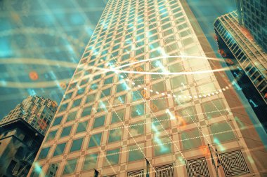 Yüksek binaların arka planında çoklu pozlama olan eski şehir haritası. Finansal araştırma kavramı.