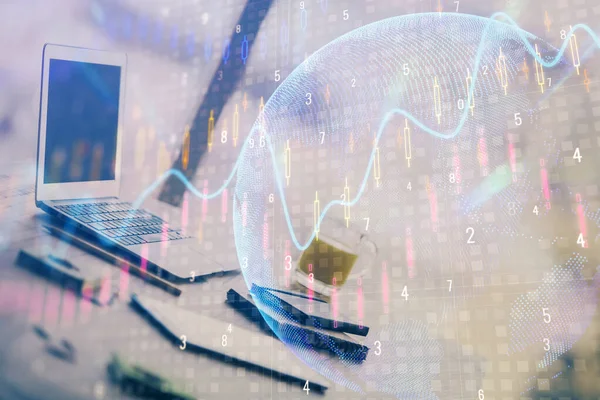 Holograma gráfico do mercado financeiro e computador pessoal em segundo plano. Dupla exposição. Conceito de forex. — Fotografia de Stock