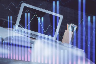 Masası ve kişisel bilgisayarı olan borsa grafiği. Çifte maruziyet. Mali analiz kavramı.