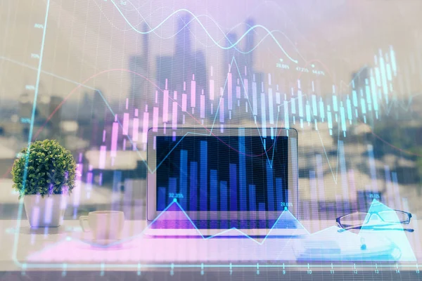 Gráfico y tabla bursátil con fondo informático. Doble exposición. Concepto de análisis financiero. —  Fotos de Stock