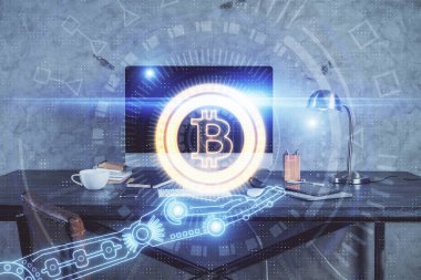 Engelleme zinciri ve kripto ekonomi temalı hologram ve bilgisayar geçmişi olan bir masa. Bitcoin kripto para kavramı.