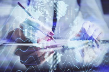 Bir kadın eller Not defteri hisse senedi piyasası hakkında bilgi yazma. Ön Forex grafik hologramlar. Araştırma konsepti.