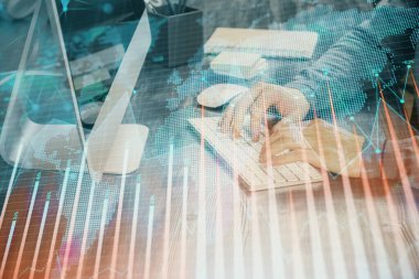 Adam ile mali grafik çift pozlama arka planda ofiste çalışır. Analiz kavramı.