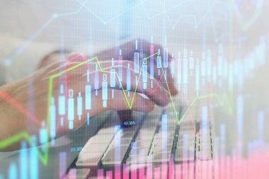 Adam arka planda ofiste bilgisayarda yazarak grafik çift pozlama. Zor iş kavramı. Closeup.