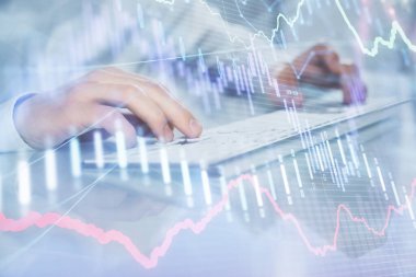 Adam arka planda ofiste bilgisayarda yazarak grafik çift pozlama. Zor iş kavramı. Closeup.