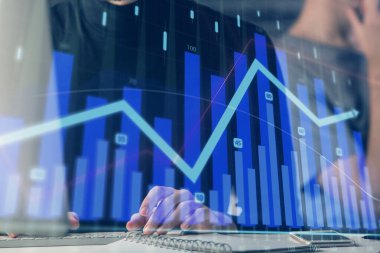 Arka planda ofiste bilgisayarda işadamı yazarak Forex grafiği. Analiz kavramı. Çift Pozlama.