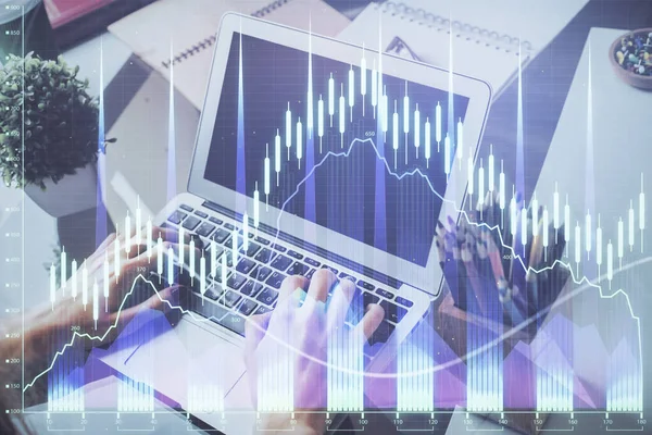 Doppia esposizione di mani mans scrittura note con laptop del mercato azionario con sfondo grafico forex. Vista dall'alto. Concetto di ricerca e commercio . — Foto Stock