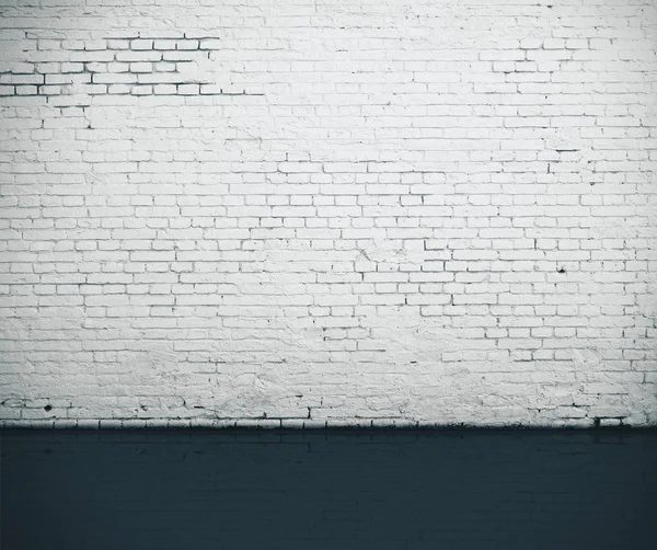 Kamer met vuile bakstenen muur — Stockfoto
