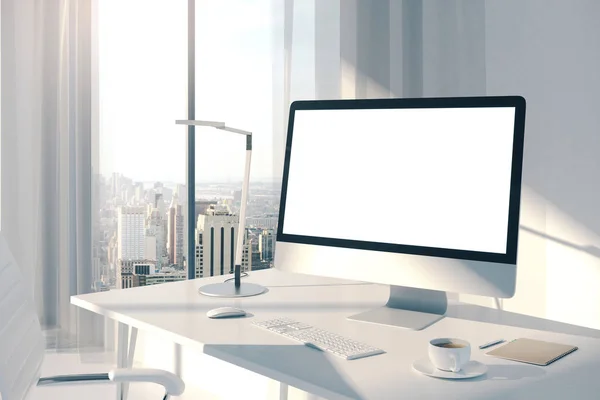 Designer-Schreibtisch mit leerem Bildschirm — Stockfoto