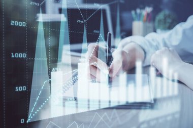 Forex tablosu WOMANS el notları arka plan alarak görüntülenir. Araştırma kavramı. Çift Pozlama