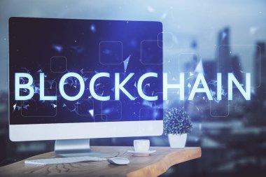 Blockchain temalı holograma ve bilgisayar arkaplanlı masaya çoklu maruz kalma. Bitcoin şifreleme para birimi kavramı.