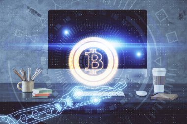 Blockchain temalı holograma ve bilgisayar arkaplanlı masaya çoklu maruz kalma. Bitcoin şifreleme para birimi kavramı.