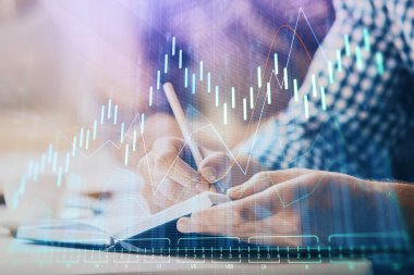 İki adamın hisse senedi piyasası grafiğiyle yatırım planladığı çok sayıda olay.