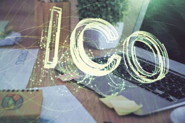 Blockchain temalı holograma ve bilgisayar arkaplanlı masaya çoklu maruz kalma. Bitcoin şifreleme para birimi kavramı.