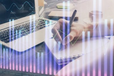 Forex tablosu WOMANS el notları arka plan alarak görüntülenir. Araştırma kavramı. Çoklu pozlama