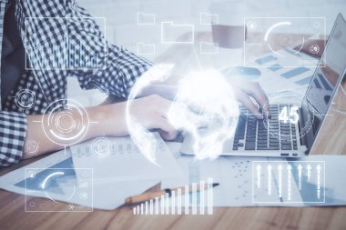 Arka planda bilgisayar üzerinde çalışan adam ile borsa grafiği çoklu pozlama. Finansal analiz kavramı.