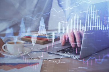 Arka planda ofiste bilgisayarda çalışan işadamı ile Forex grafiği. Sert çalışma kavramı. Çoklu pozlama.