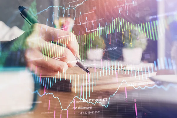 Finanz-Forex-Diagramme auf Frauen Hand Notizen Hintergrund angezeigt. Forschungskonzept. Doppelbelastung — Stockfoto