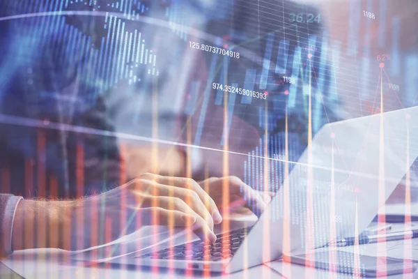 Doppelbelichtung des Marktdiagramms mit einem Mann, der am Computer im Hintergrund arbeitet. Konzept der Finanzanalyse. — Stockfoto