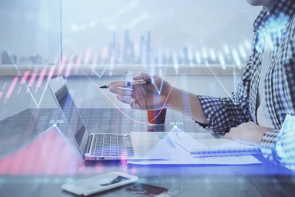 Doble exposición de la carta del mercado de valores con el hombre que trabaja en la computadora en el fondo. Concepto de análisis financiero . —  Fotos de Stock