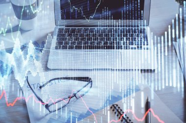 Finansal tablo çizimi ve arka planda bilgisayar olan bir tablo. Çifte maruziyet. Uluslararası pazarlar kavramı.