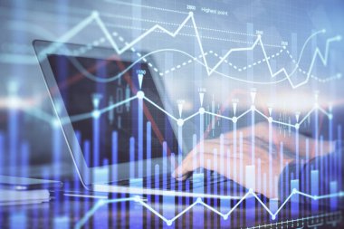 Forex grafik arka plan ile borsa dizüstü bilgisayar ile notlar yazma mans elçift pozlama. Üst Görünüm. Araştırma ve ticaret kavramı.