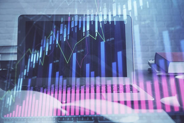 Holograma gráfico do mercado de ações desenhado em fundo de computador pessoal. Dupla exposição. Conceito de investimento. — Fotografia de Stock