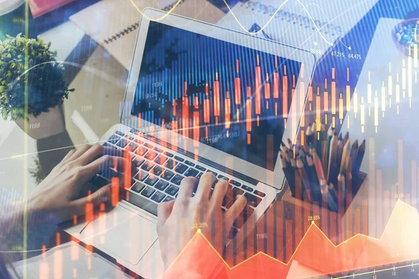 Doble exposición de manos mans escribir notas con el ordenador portátil de la bolsa con fondo gráfico de divisas. Vista superior. Concepto de investigación y comercio . —  Fotos de Stock