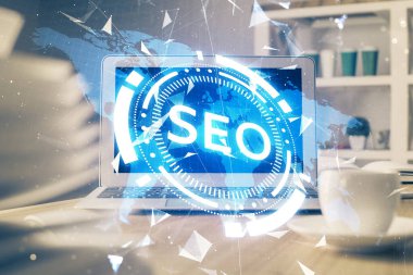 Bilgisayar ve seo çizim hologramı olan çok katmanlı bir tablo. Arama optimizasyon kavramı.