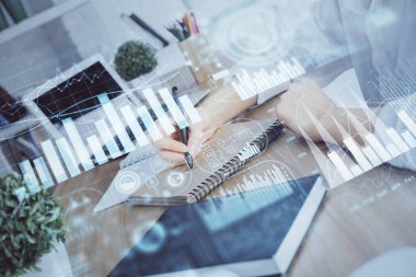 Finansal grafik WOMANS el notları arka plan alarak görüntülenir. Araştırma kavramı. Çift Pozlama
