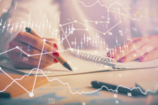 Forex grafik hologramı ile not lar yapan kadın ellerinin çift pozlama. Kavram teknik analizi. — Stok fotoğraf