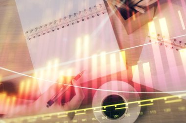 Forex grafik huds ile notlar yapma ellerin çoklu pozlama. Borsa konsepti.