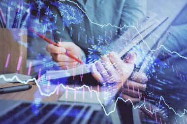 Bir kadın eller Not defteri hisse senedi piyasası hakkında bilgi yazma. Ön Forex grafik hologramlar. Araştırma kavramı. Çoklu pozlama