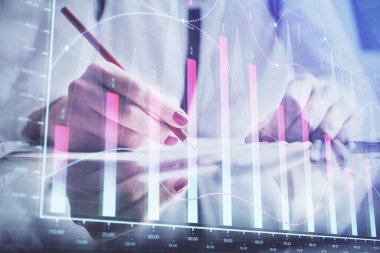 Bir kadın eller Not defteri hisse senedi piyasası hakkında bilgi yazma. Ön Forex grafik hologramlar. Araştırma konsepti.