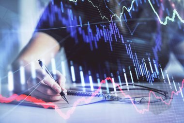 Forex grafik hologramı ile not lar yapan kadın ellerinin çoklu pozlaması. Teknik analiz kavramı.