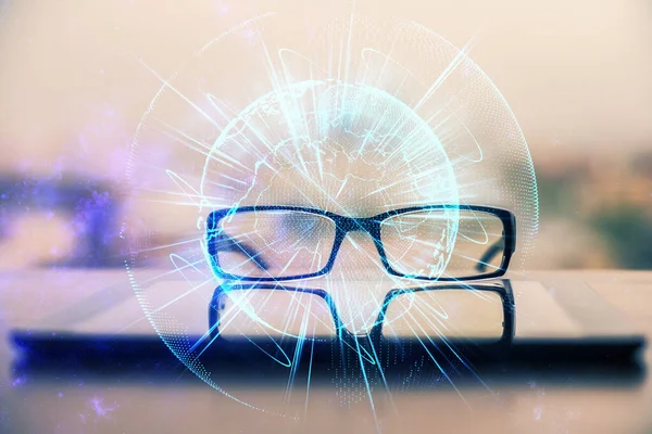 Holograma temático de negocios con gafas en el fondo de la mesa. Concepto de búsqueda. Doble exposición . —  Fotos de Stock