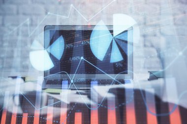 Masası ve kişisel bilgisayarı olan borsa grafiği. Çoklu maruz kalma. Mali analiz kavramı.