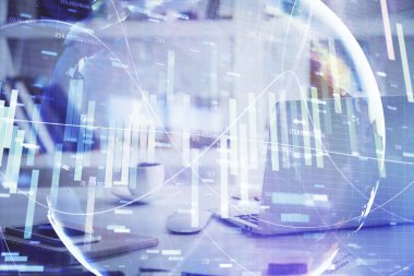 İş teması simgelerinin çoklu pozlandırılması ve bilgisayar geçmişi olan masa. Başarı kavramı.