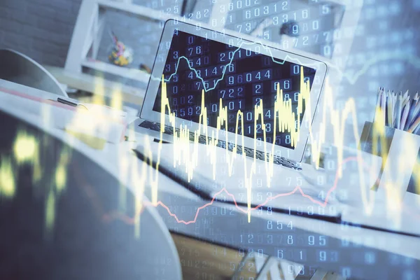 Aktiemarknadsgraf på bakgrund med skrivbord och persondator. Multiexponering. Begreppet finansiell analys. — Stockfoto