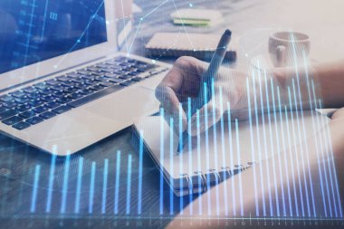 Forex tablosu WOMANS el notları arka plan alarak görüntülenir. Araştırma kavramı. Çoklu pozlama