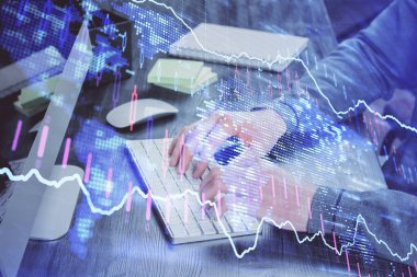 Arka planda ofiste bilgisayarda işadamı yazarak stok grafiği. Analiz kavramı. Çift Pozlama.