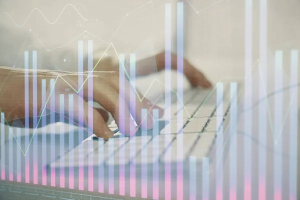 Gráfico de Forex con hombre de negocios que trabaja en la computadora en la oficina en segundo plano. Concepto de trabajador. Primer plano. Exposición múltiple . —  Fotos de Stock