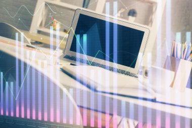 Kişisel bilgisayar arkaplanına çizilmiş borsa hologramı. Çoklu maruz kalma. Yatırım kavramı.